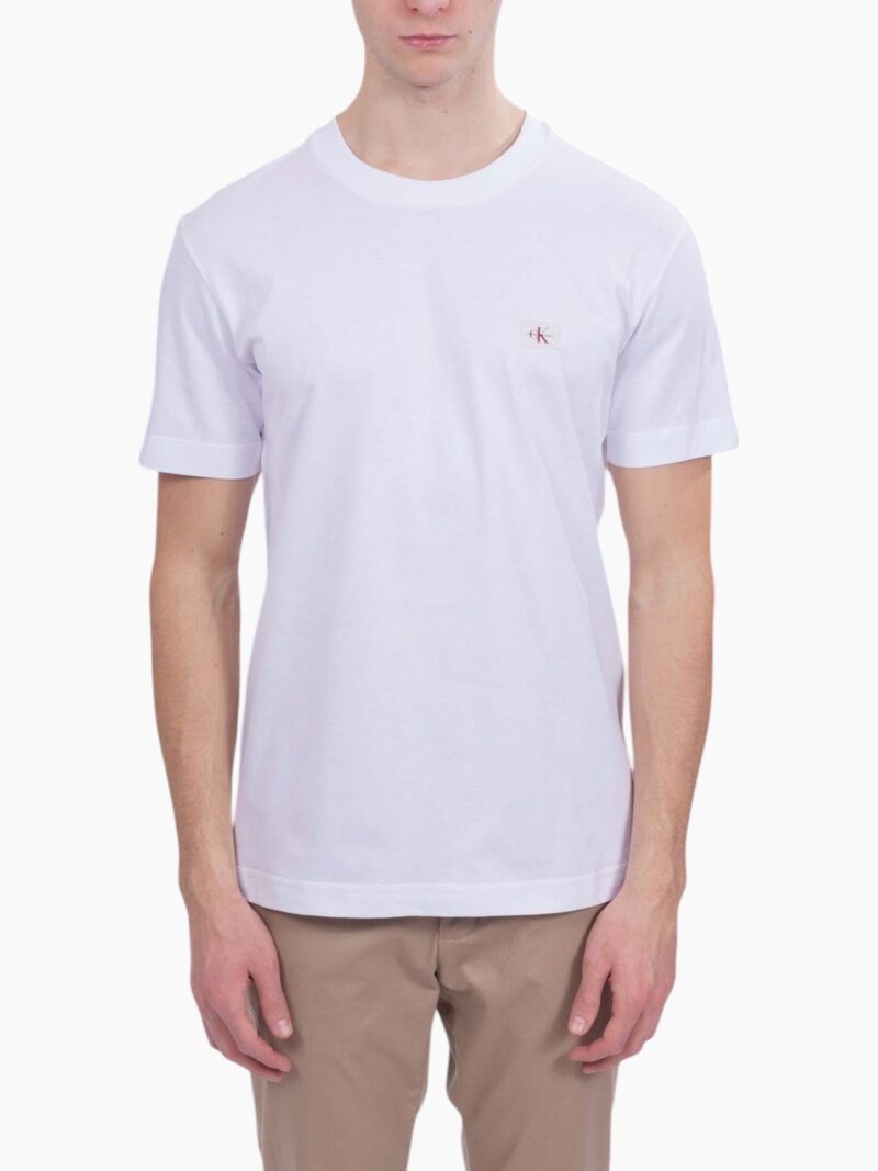 T-shirt con etichetta logo cucita