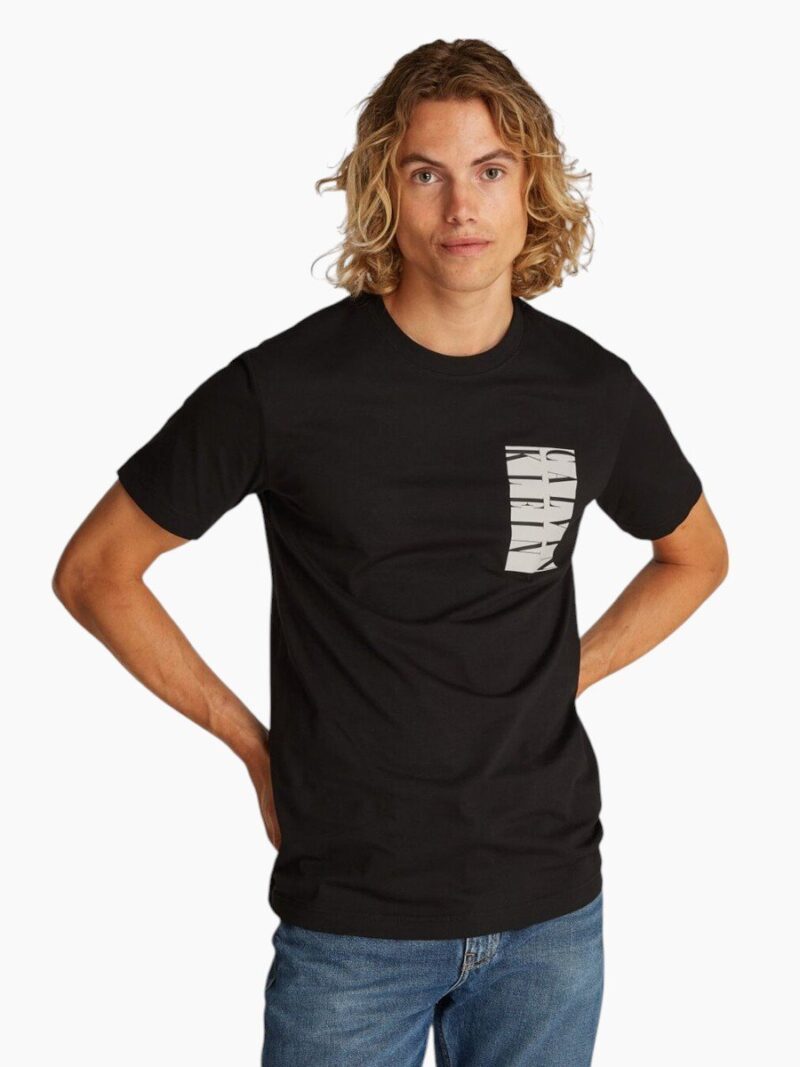 T-shirt grafica con logo serif